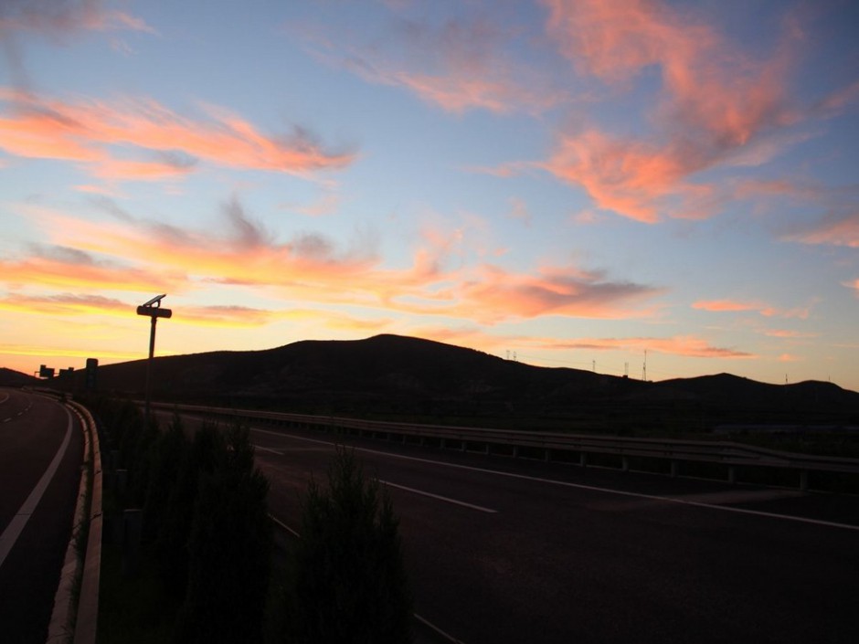 高速公路上的暮色