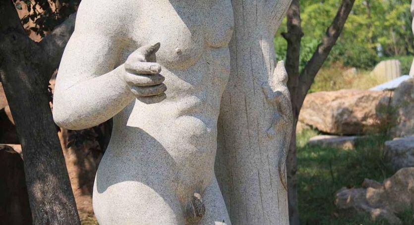 公园雕塑私处被摸黑 游客素质有待提升(5)