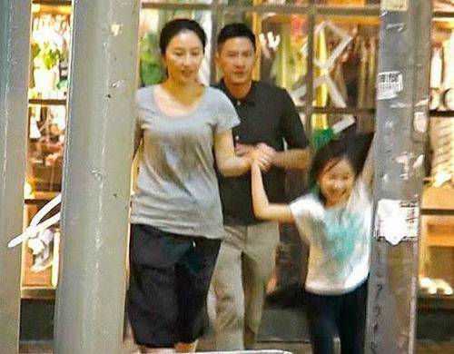 曾经的TVB一姐关咏荷如今已经51岁了 岁月不饶人啊