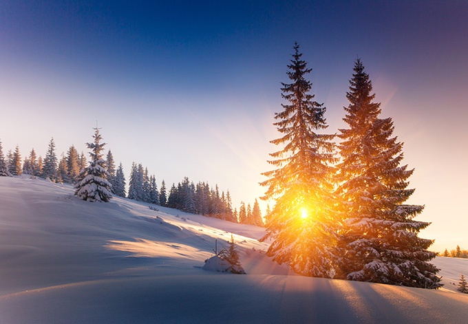 银装素裹的冬日雪山风景图片