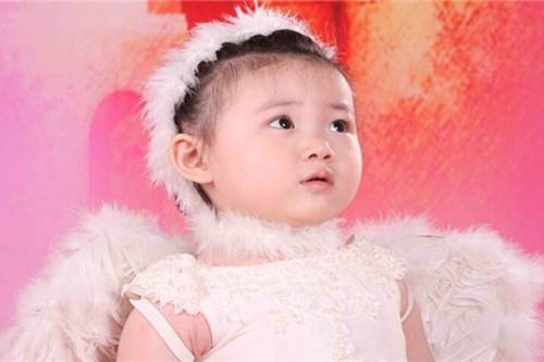 带着天使翅膀的可爱小孩萌图