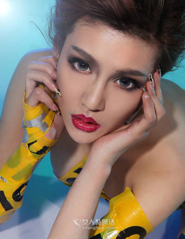 欧美美女黄色警戒带时尚人体艺术图片