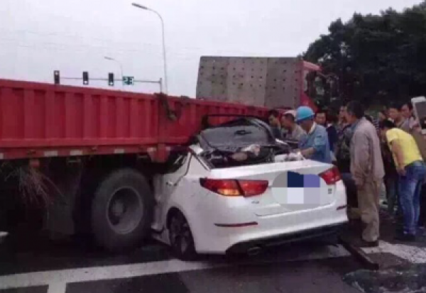 南京一轿车遭削顶 两男一女现场死亡惨烈