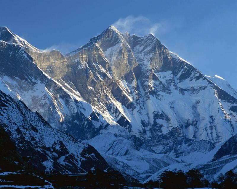 雄壮雪山高耸挺拔美景