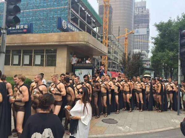 外国模特北京街头搞营销被抓 上身赤裸扮斯巴达勇士吸睛
