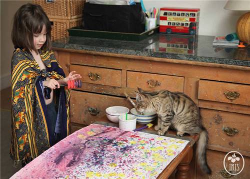 甜美小萝莉与猫咪画画友爱互动