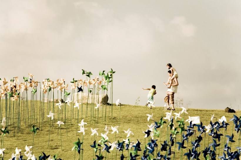 高清纸风车丛嬉戏图片