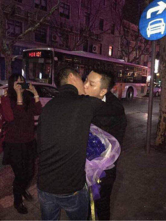 上海惊现男男求婚 同性爱情也可以很浪漫