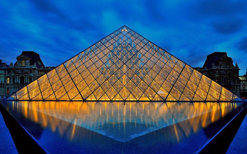 雄伟的卢浮宫金字塔图片