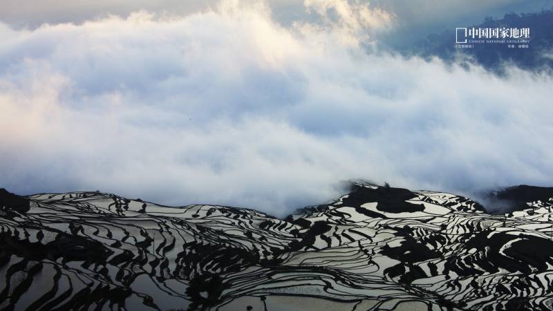 云雾缭绕的戈壁风景壁纸赏析