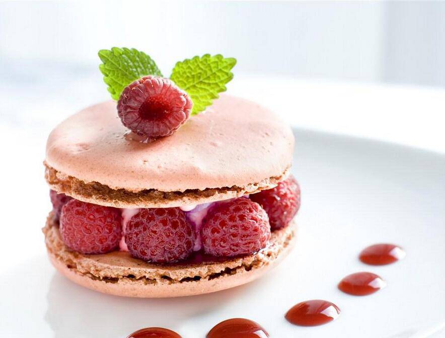 巧克力奶油树莓蛋糕精美图片