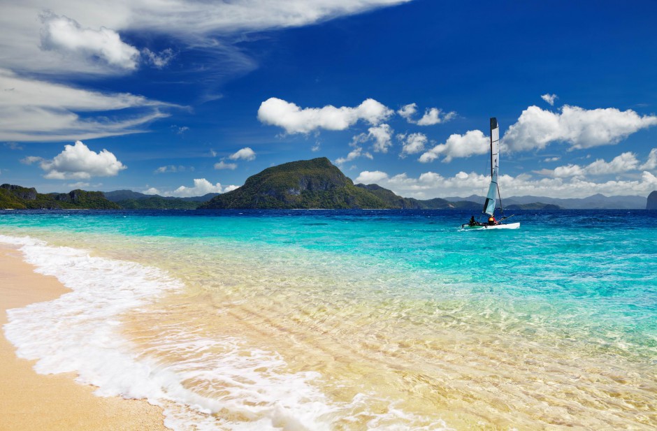 碧海蓝天的海滩迷人高清图片