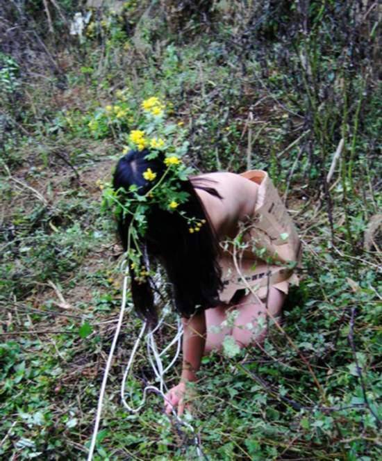 广东女白领隐居深山躲末日 变成原始人的绳索加树叶裙衫(9)