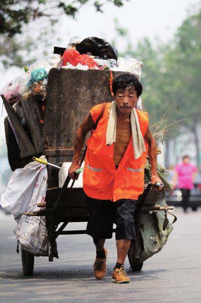 58岁清洁工为给妻子挣医药费 一人扫一个社区