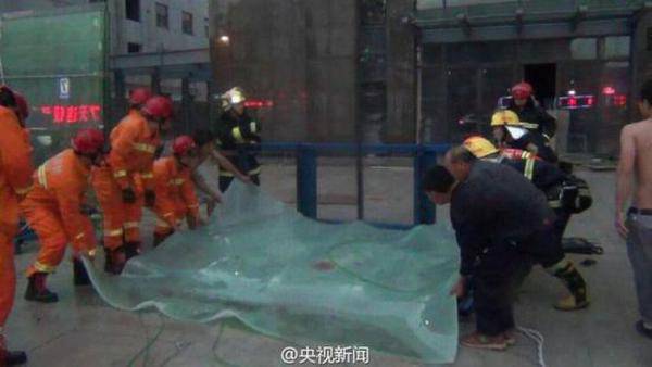 大风吹倒700斤玻璃两女子被砸 重伤者全身骨折