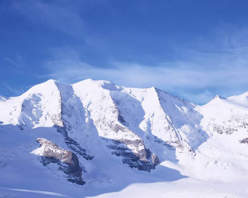 高山重岩叠嶂白雪覆盖唯美雪景