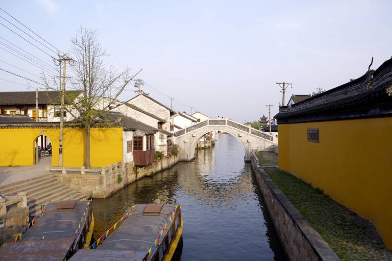 水乡之称苏州湖畔杨柳风景图片