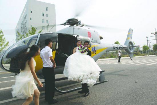 新郎花20万租直升机接新娘惊呆宾客（图）