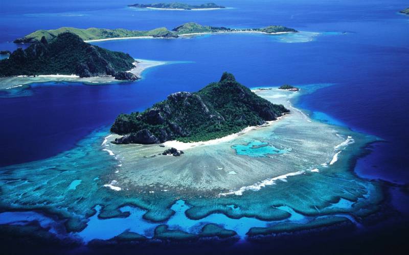 海天一色的岛屿自然风光图片