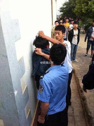 云南学生遭两警察暴打
