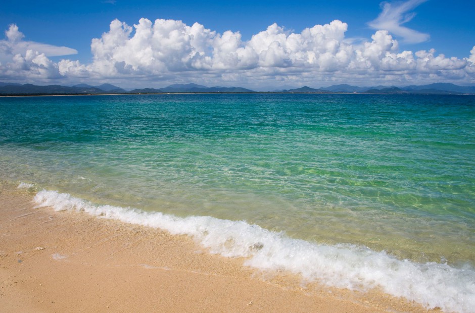 碧蓝海浪轻抚沙滩 海南三亚唯美风景图片