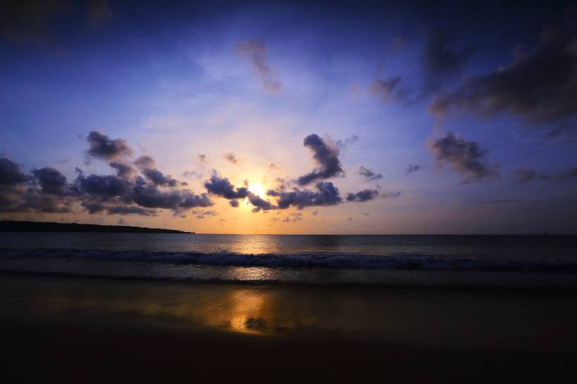 夕阳下的海边日落风景图片