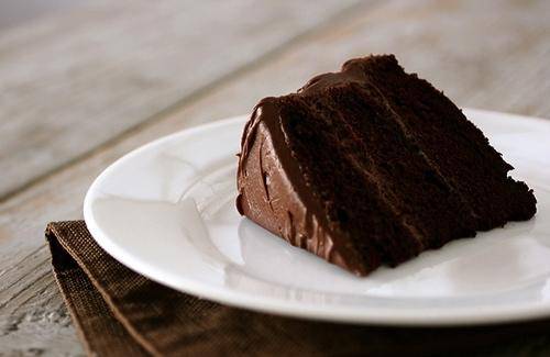 美味可口的巧克力和红丝绒蛋糕
