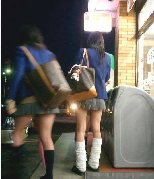 冬天日本女生喜欢穿短裙(3)