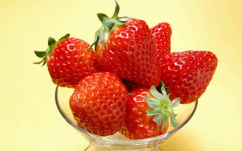 香甜多汁的牛奶草莓图片