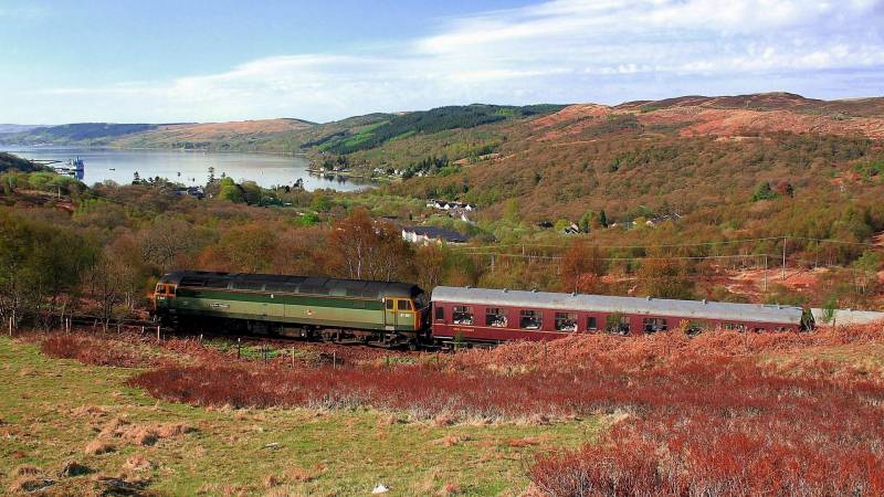 时尚最唯美的8条火车道自然美景不断