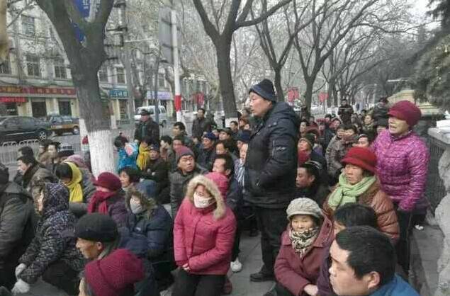 寒冷大风中200多村民跪求见市长 现场一片混乱
