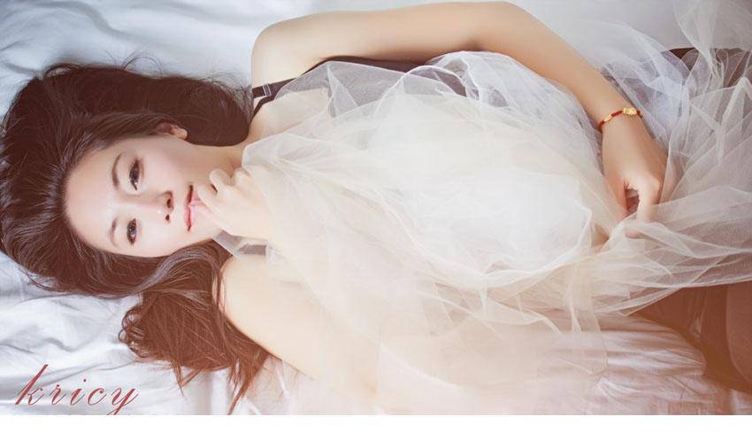 颓废少女浴缸演绎人体艺术诱惑