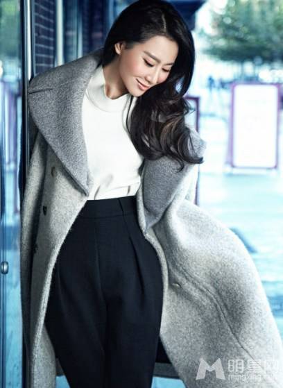 石天琦街拍显时尚优雅