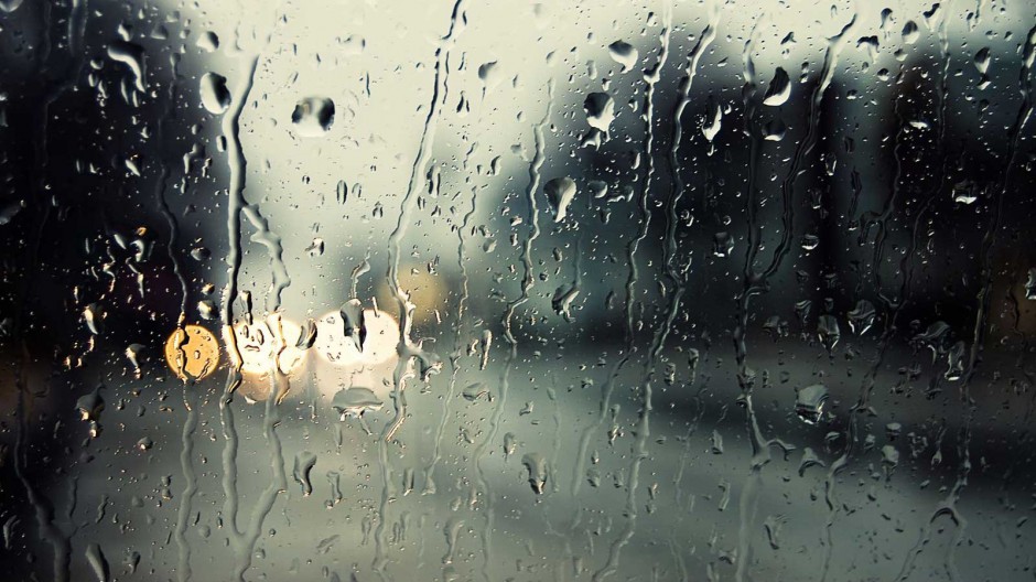 下雨天水滴风景图片清澈透明