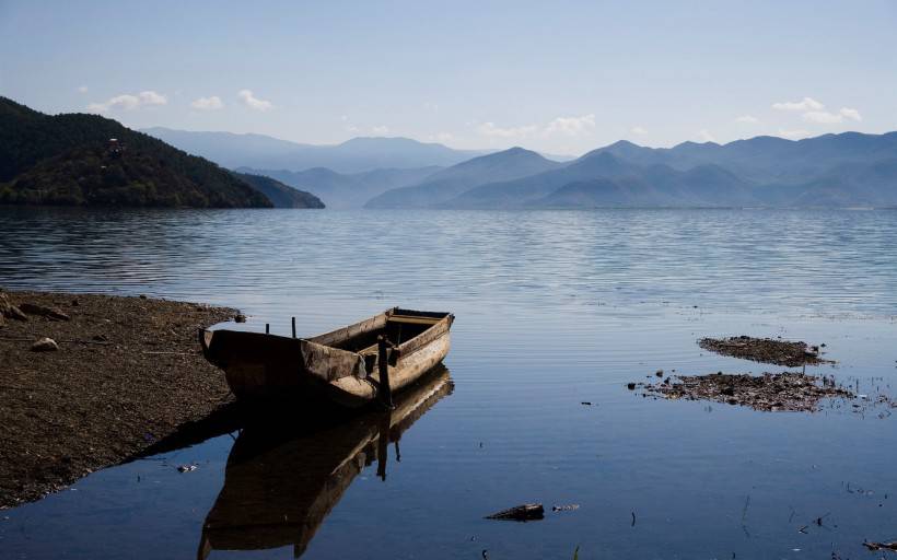 泸沽湖高山湖泊风景摄影图片