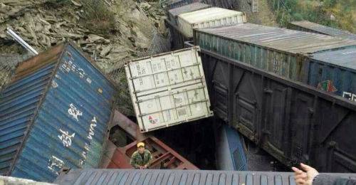 陕西火车脱轨怀疑山梯滑坡所致 司机任然被困