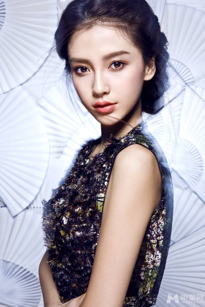 Angelababy一抹红唇妩媚写真