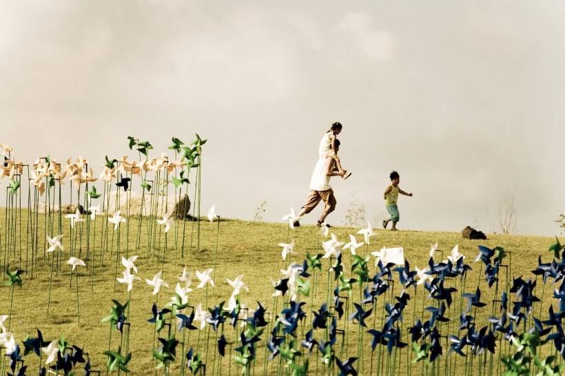 高清纸风车丛嬉戏图片