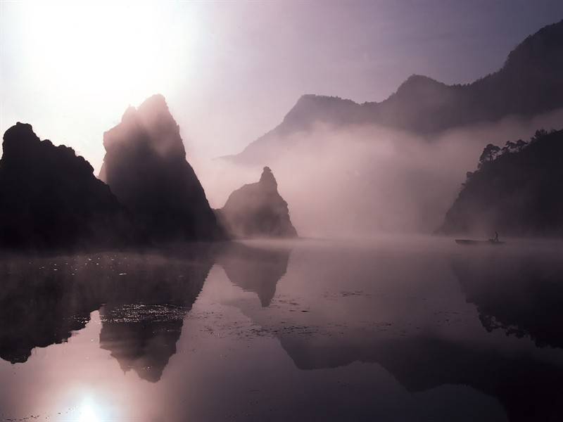 初晨云雾缭绕自然风景