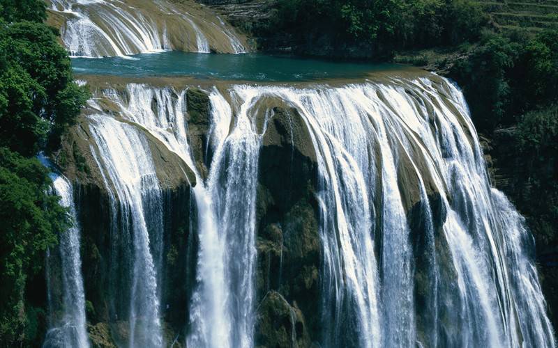 中国山水汹涌瀑布风景图片