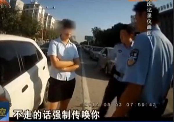 女子违章被查自解衣扣 指责:警察摸我(2)