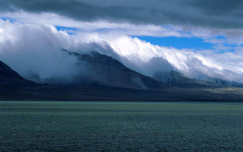 中国山水汹涌瀑布风景图片