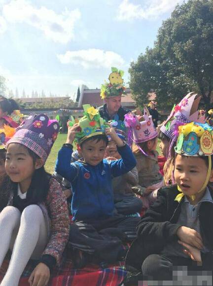 马景涛出席爱子校园活动 父子戴夸张帽子欢乐合影