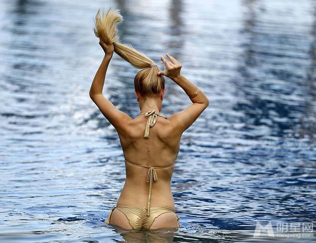 曼妙身材海蒂·蒙塔格游泳池性感比基尼写真
