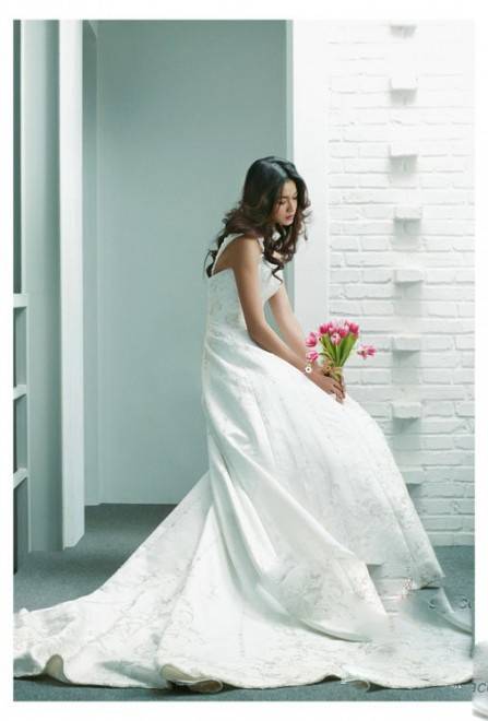 于娜白色个性婚纱大片展优雅身姿