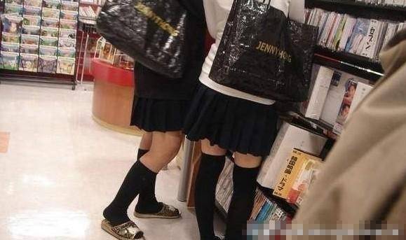 冬天日本女生喜欢穿短裙(4)