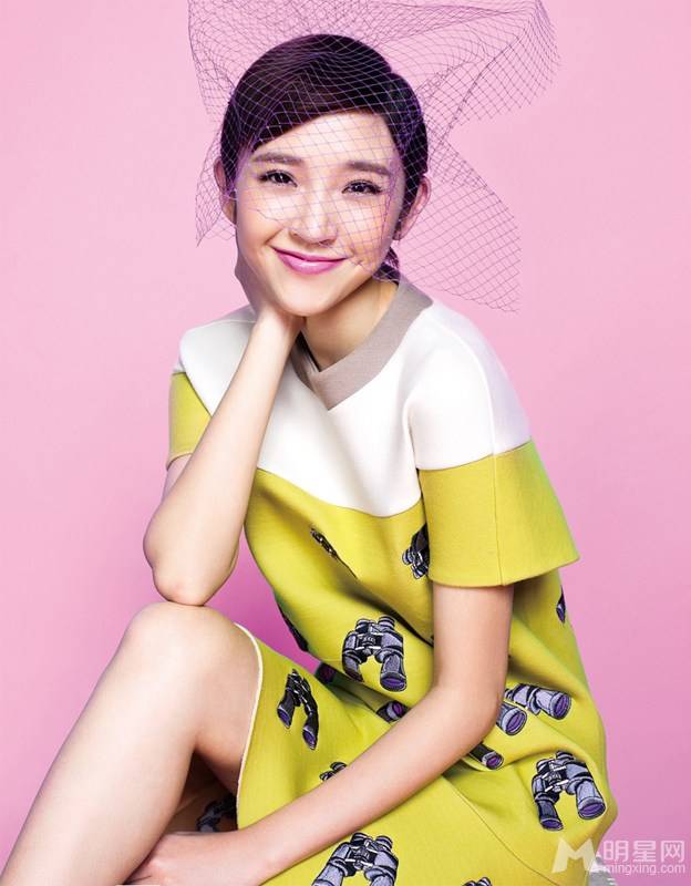 甜美影视明星唐艺昕初冬缤纷写真