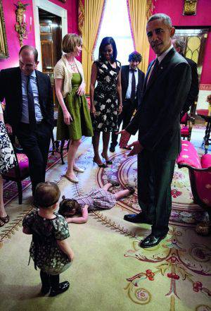 女童不给奥巴马面子 躺白宫地毯耍赖
