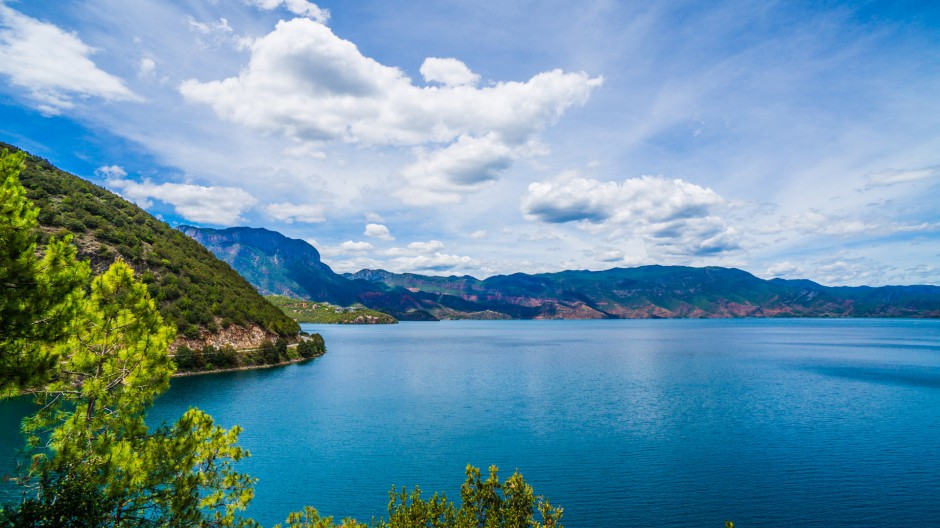 云南高山湖泊风景如画优美