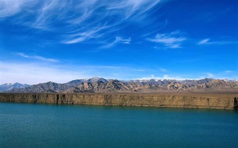 中国山水汹涌瀑布风景图片